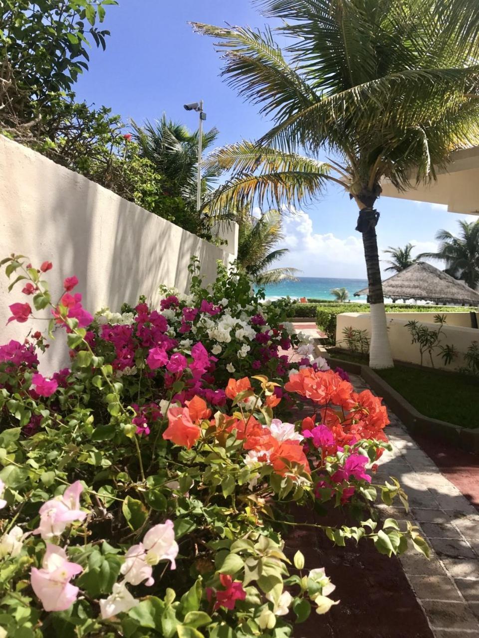Cancun Beach Aparthotel Brisas Exterior photo